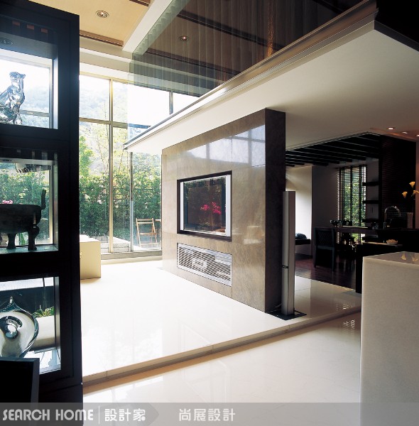 杜比音效轟轟作響，看恐怖片才夠驚悚。在客廳作瑜珈想