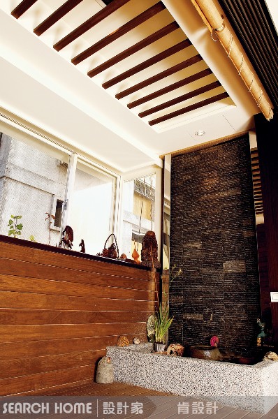 外婆家的木製雕花櫥櫃、紅磚牆搭配老家具、竹編藤木椅