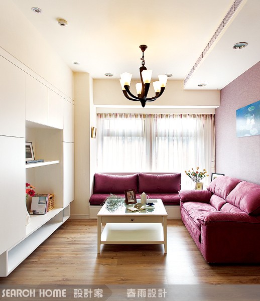 高級的FULL HD需要搭配華麗的視廳櫃，漂亮的電視背牆