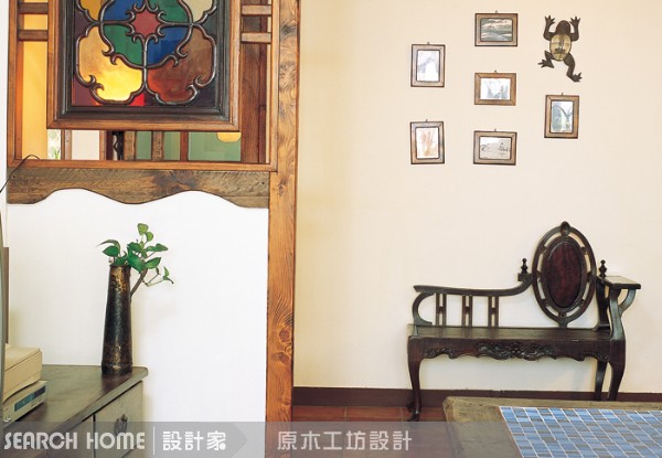 外婆家的木製雕花櫥櫃、紅磚牆搭配老家具、竹編藤木椅