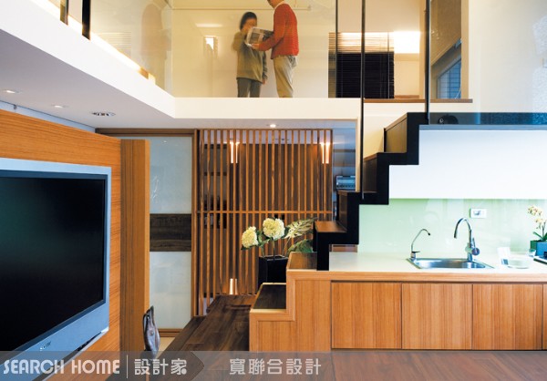 夾層屋的樓梯下封閉式收納
樓梯下究竟是要用抽屜式或