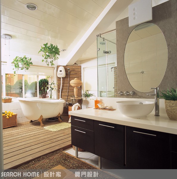 你看看第一張圖，位在都市透天厝頂樓的湯屋，沒有門，