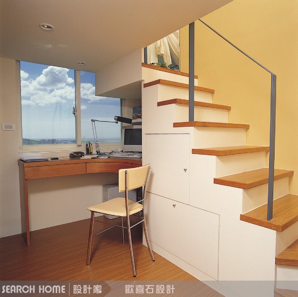 4：樓梯間不只能睡哈利波特，做為工作區也沒問題
別