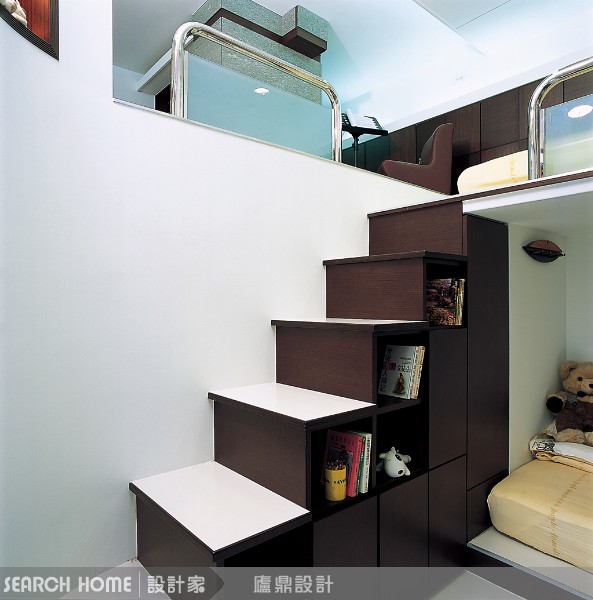 抬高地板的收納，與縮放概念
另外一款也是夾層屋常出