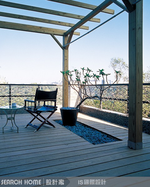 你看看第一張圖，位在都市透天厝頂樓的湯屋，沒有門，