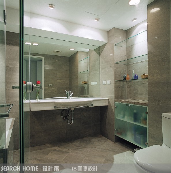 同樣是一字型衛浴空間，利用石材從台面延伸到浴缸，線
