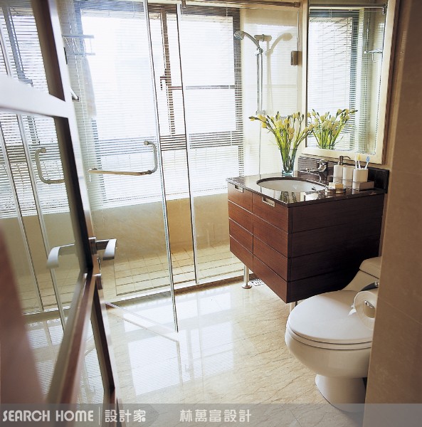 東西太多沒地方堆？別說笑話了，真的有人把浴室當成倉