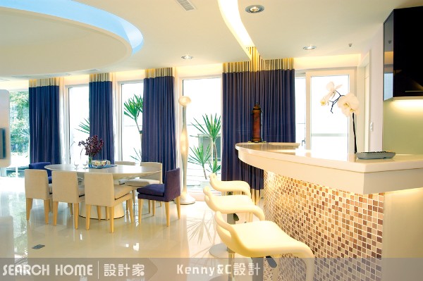 你看看第一張圖，位在都市透天厝頂樓的湯屋，沒有門，