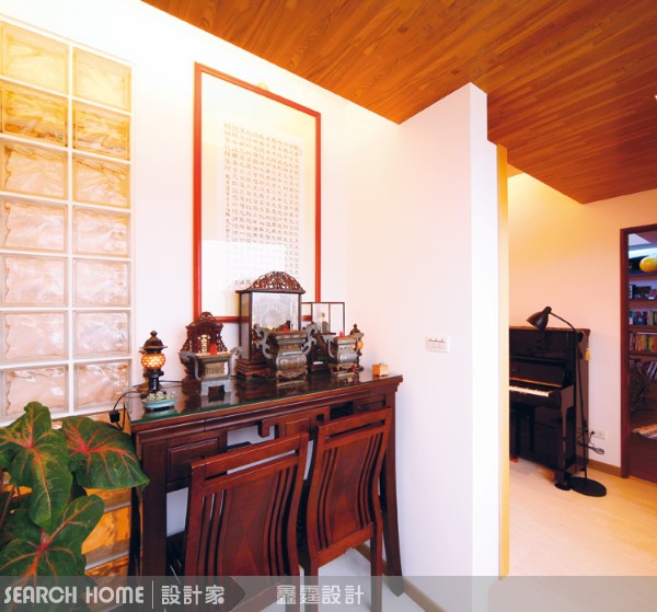 外婆家的木製雕花櫥櫃、紅磚牆搭配老家具、竹編藤木椅