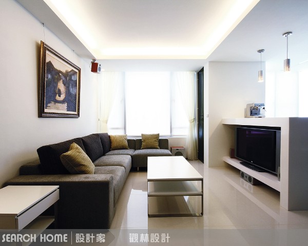 杜比音效轟轟作響，看恐怖片才夠驚悚。在客廳作瑜珈想