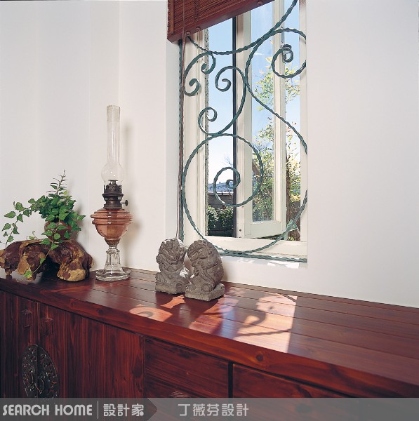 外婆家的木製雕花櫥櫃、紅磚牆搭配老家具、竹編藤木椅