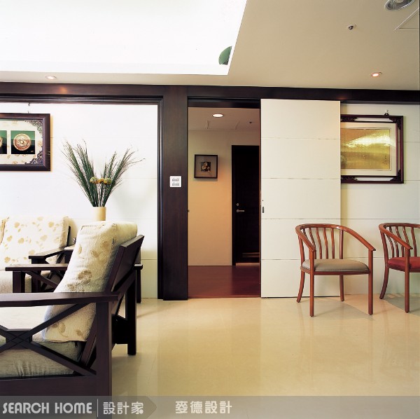 外婆家的木製雕花櫥櫃、紅磚牆搭配老家具、竹編藤木椅