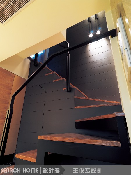 夾層屋的樓梯下封閉式收納
樓梯下究竟是要用抽屜式或