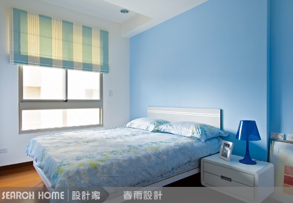 以下就介紹幾種常見的臥室主牆佈置要訣：
1.色彩魔法