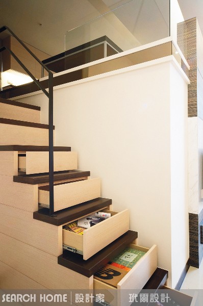 夾層屋的樓梯下封閉式收納
樓梯下究竟是要用抽屜式或