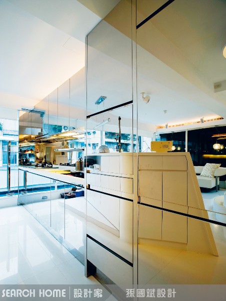 轟隆隆，引擎聲怒吼，紅色的車影飆著風速，呼嘯而去。