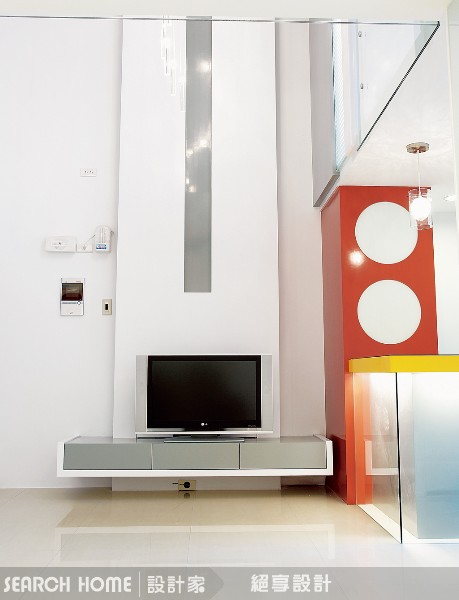 誰說客廳的背牆只能白悽悽一片？現在都流行雕花、壁貼