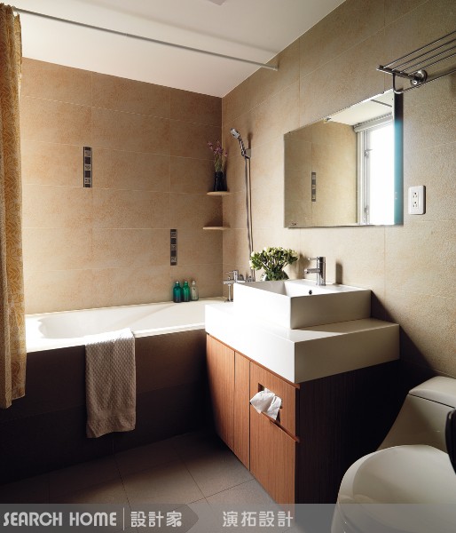 東西太多沒地方堆？別說笑話了，真的有人把浴室當成倉