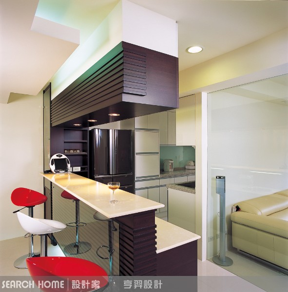 敗犬不敗的主義3：增加慵懶氣圍的吧台椅
圓弧造型的