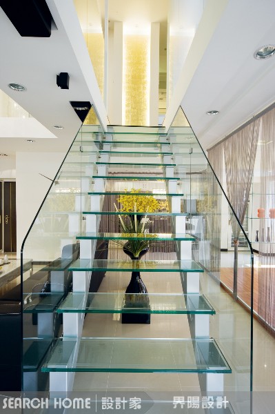 某人超想要那種透明玻璃材質，一片片插進牆壁裡沒有扶