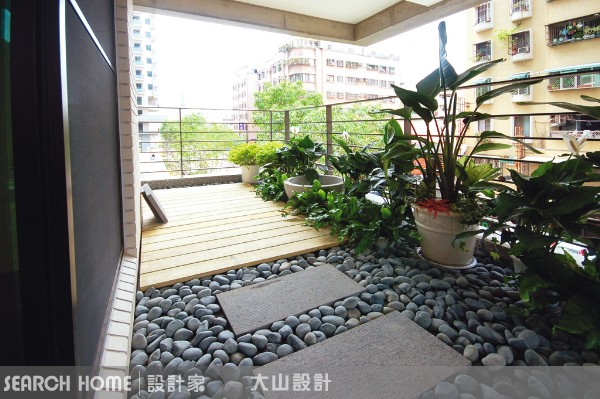 你看看第一張圖，位在都市透天厝頂樓的湯屋，沒有門，