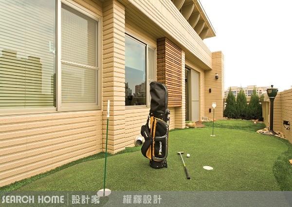 「Oh summer，熱了我的心」，抬起頭看到窗外藍藍的天