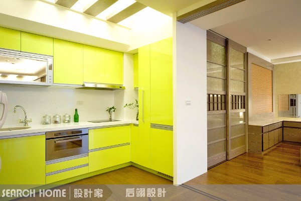 轟隆隆，引擎聲怒吼，紅色的車影飆著風速，呼嘯而去。