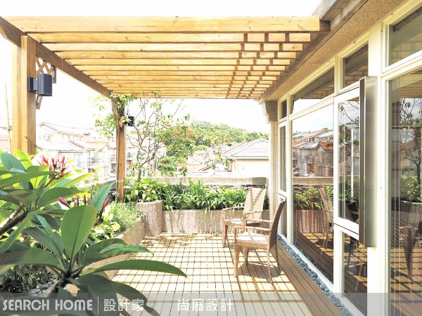 你看看第一張圖，位在都市透天厝頂樓的湯屋，沒有門，