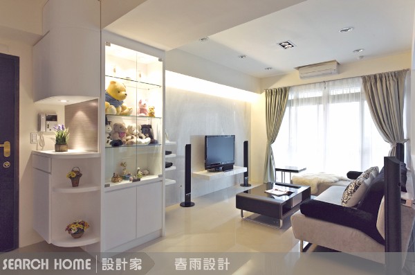 都會小坪數空間中，寸土寸金阿!書房也可以是客廳、開