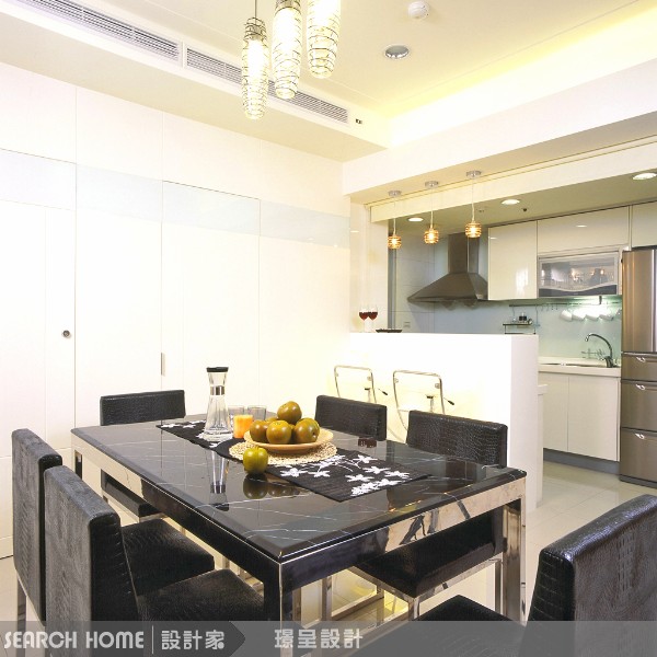 要點04：顏色最好要一致
當門與牆拉在同一水平上，接