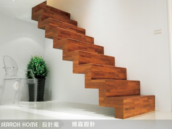 某人超想要那種透明玻璃材質，一片片插進牆壁裡沒有扶