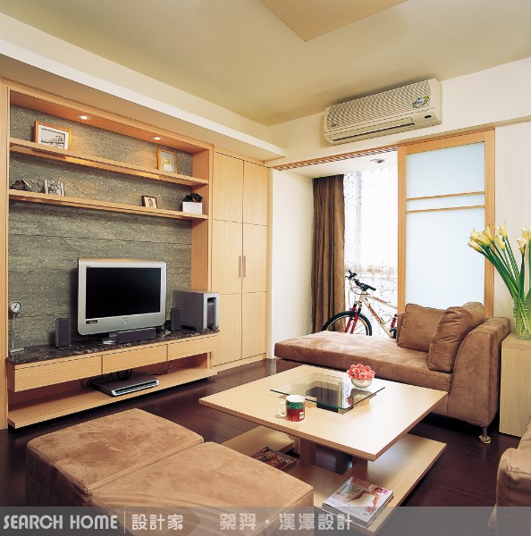 高級的FULL HD需要搭配華麗的視廳櫃，漂亮的電視背牆