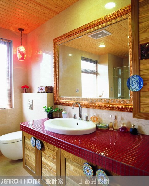 同樣是一字型衛浴空間，利用石材從台面延伸到浴缸，線