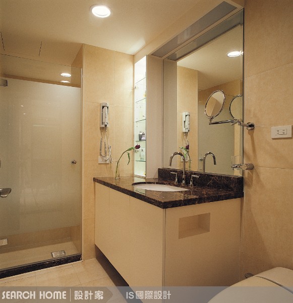 驚!幹嘛沒事和正在噓噓的老爸聊天，難不成老爸噓噓不