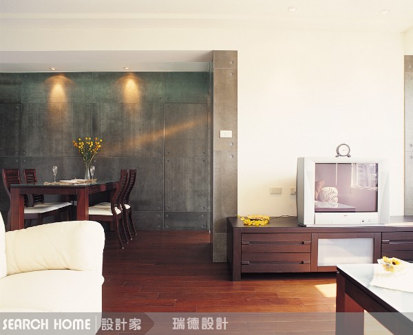 要點04：顏色最好要一致
當門與牆拉在同一水平上，接