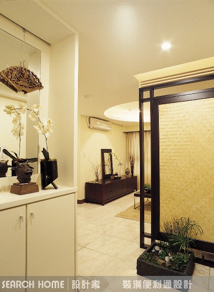 都會小坪數空間中，寸土寸金阿!書房也可以是客廳、開