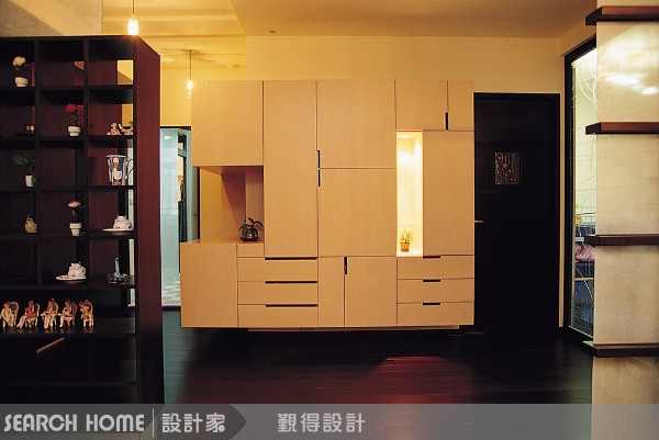 重點3、把東西統統收到牆面去
想要脫離「雜物堆淹腳