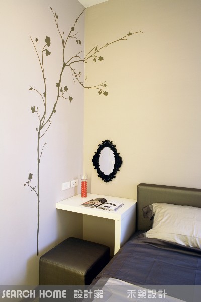 以下就介紹幾種常見的臥室主牆佈置要訣：
1.色彩魔法