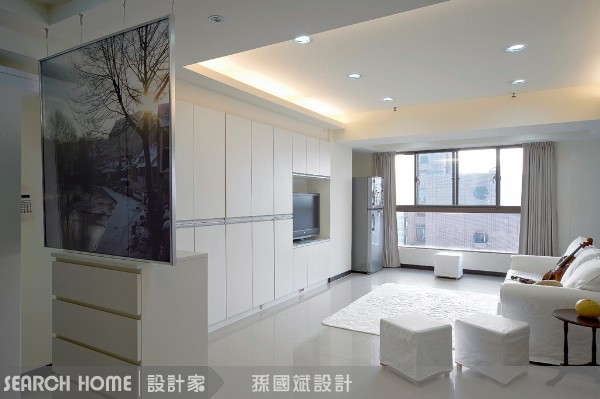 都會小坪數空間中，寸土寸金阿!書房也可以是客廳、開