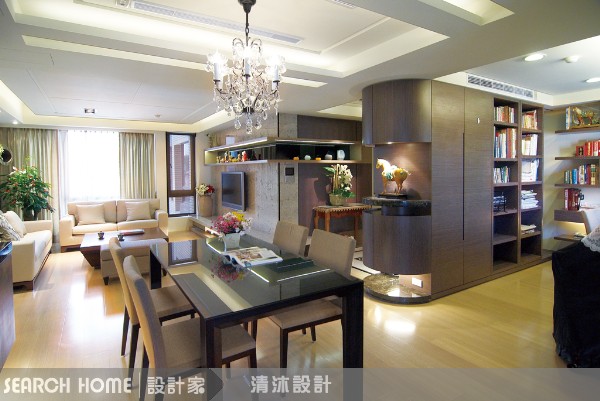 老爸今天下班去把陽台的盆栽搬進家裡來，因為媽媽說要