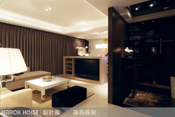 都會小坪數空間中，寸土寸金阿!書房也可以是客廳、開