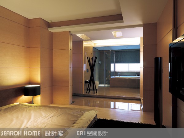 老爸今天下班去把陽台的盆栽搬進家裡來，因為媽媽說要