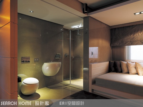 驚!幹嘛沒事和正在噓噓的老爸聊天，難不成老爸噓噓不