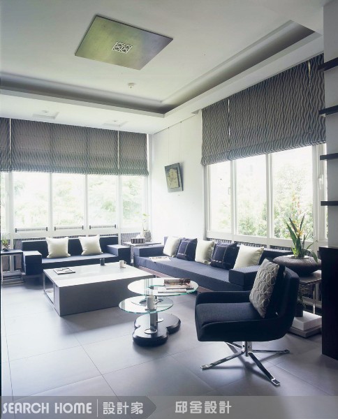 你看看第一張圖，位在都市透天厝頂樓的湯屋，沒有門，