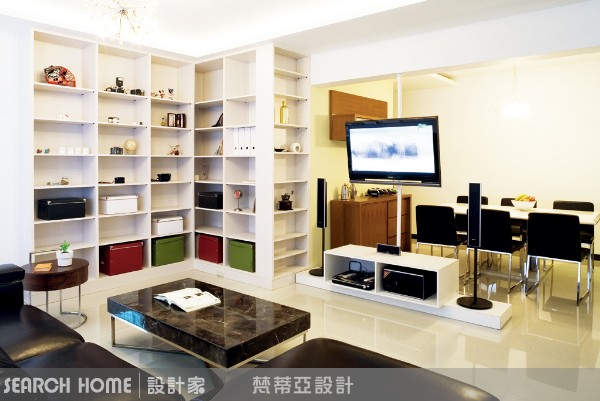 都會小坪數空間中，寸土寸金阿!書房也可以是客廳、開