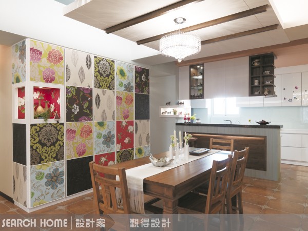 1.牆壁的眼膜-局部使用壁紙，讓人眼睛為之一亮
牆壁