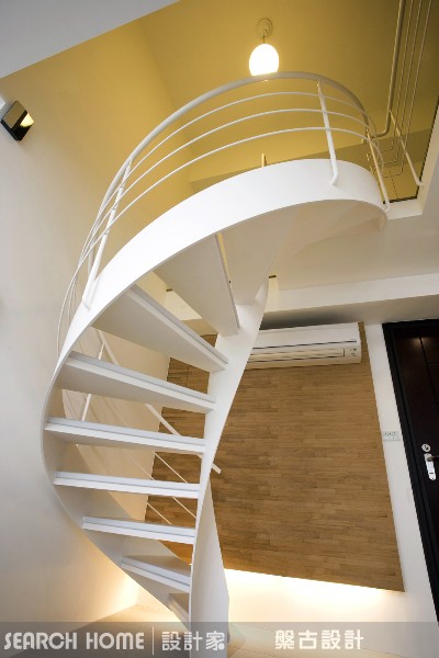 要點06：可別五花八色，淺色較佳
即然空間小，當然在