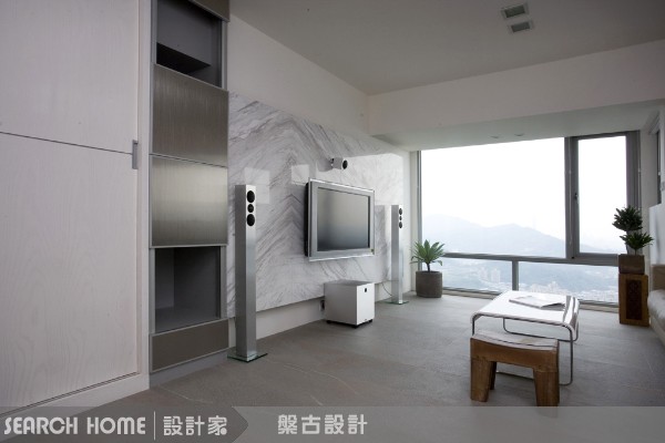 誰說客廳的背牆只能白悽悽一片？現在都流行雕花、壁貼