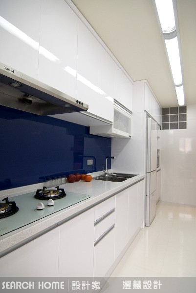 洗好的碗盤堆成一堆，小強爬來爬去；客人來了沒地方坐