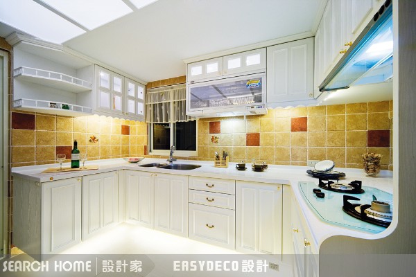 洗好的碗盤堆成一堆，小強爬來爬去；客人來了沒地方坐